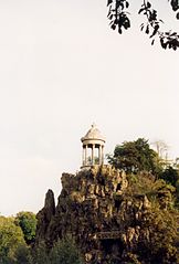 162px-Paris_Parc_Butte_Chaumont_01