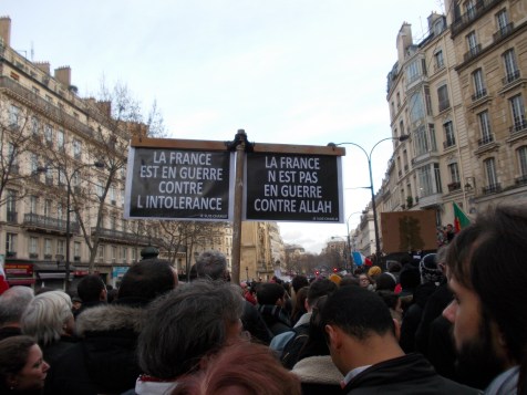 "Des millions de Français se sont précipités dans les rues pour définir comme besoin prioritaire de leur société le droit de cracher sur la religion des faibles" E. Todd